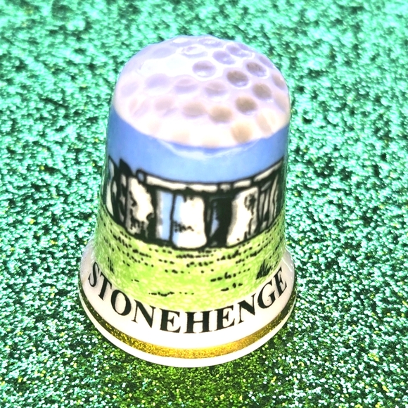 Stonehenge and Westminster Abbey London Porcelain Thimbles - Picture 3 of 4